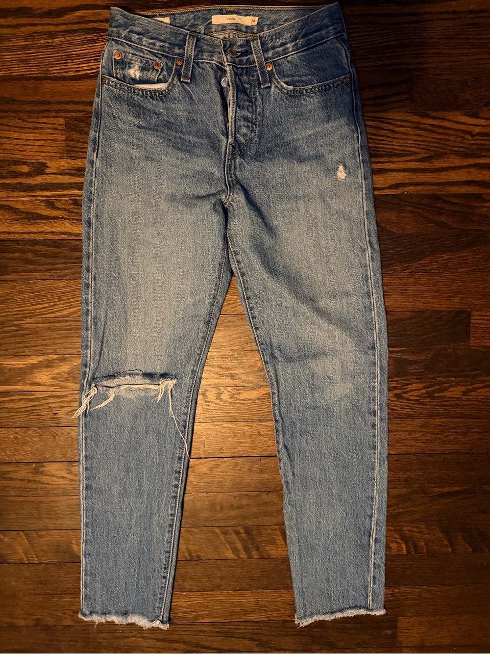 Like new Levi’s Wedgie Fit Jeans Women’s Size 24 High Rise‎ Distressed inseam 27